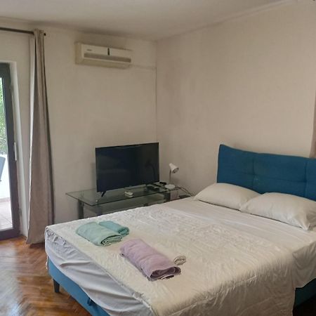 Apartments And Rooms Camelia Premantura Exterior photo